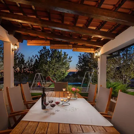 Holiday home Stunning Holiday In Kastel Luksic Dalmatia Croatia *
